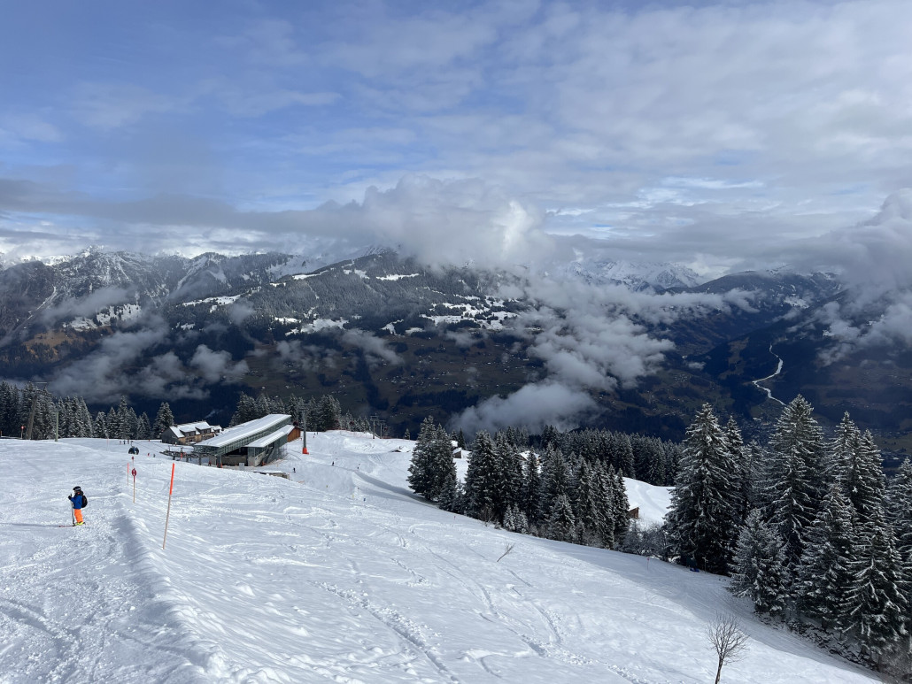 Der Winterwanderweg ist präpariert - das nutzt die Kreuzbandgeschädigte Frau gleich mal für einen Spaziergang mit dem Hund