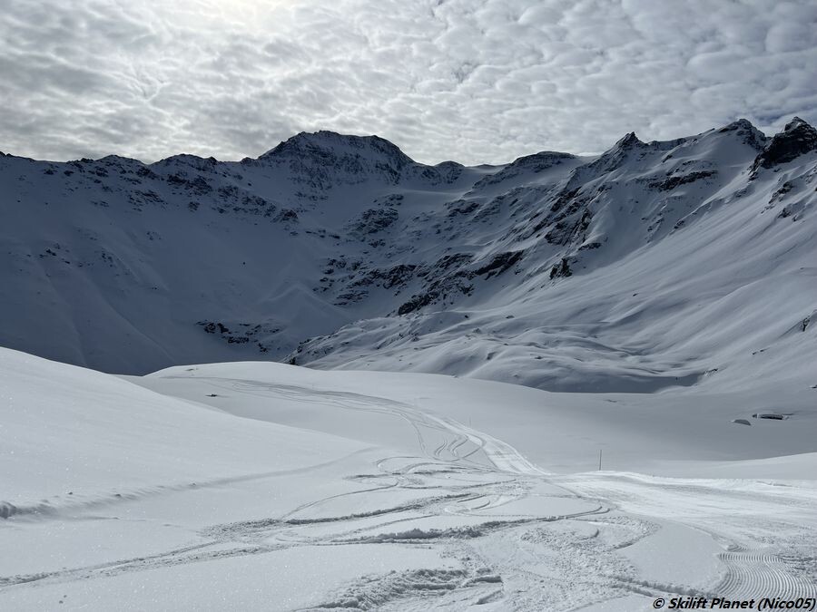 Rote Piste Arpilles (eine einzige Maschinenbreite war frisch präpariert worden, daneben im Pulverschnee).