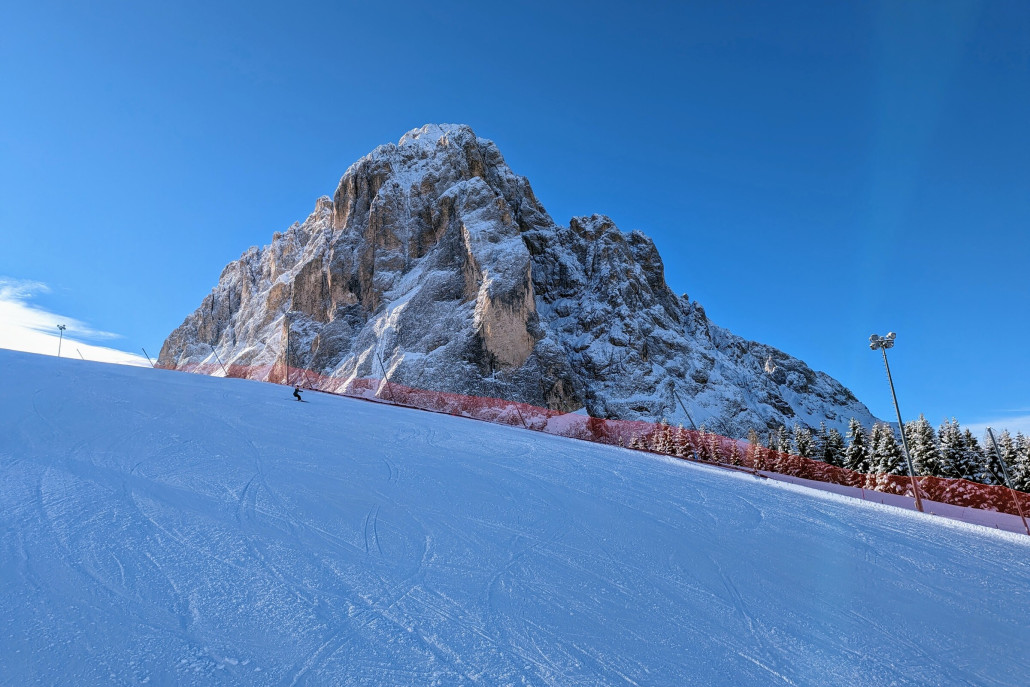 Blick aus dem Sochers Lift zum Langkofel. Schöne Piste hier! Und blauer Himmel! Noch schattig vom Berg.