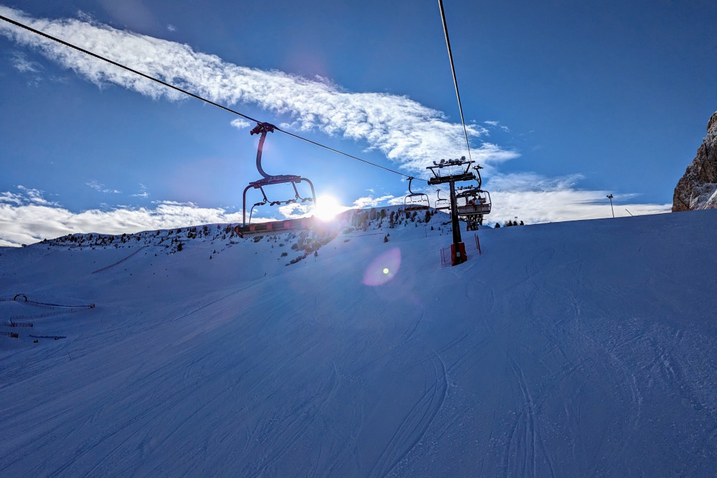 Blick aus dem Sochers Lift nach oben. Die Sonne kommt grad so über den Kamm.