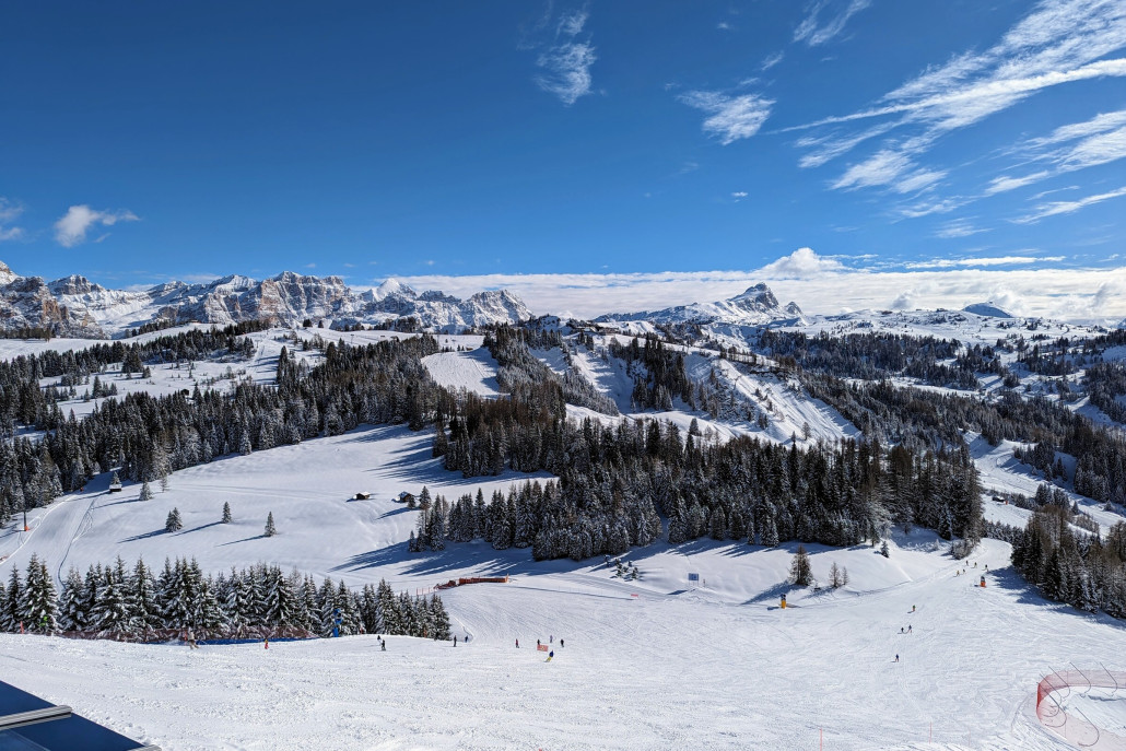 Blick von der Terrasse des Rifugio Col Alt - hier in Richtung blaues Meer.