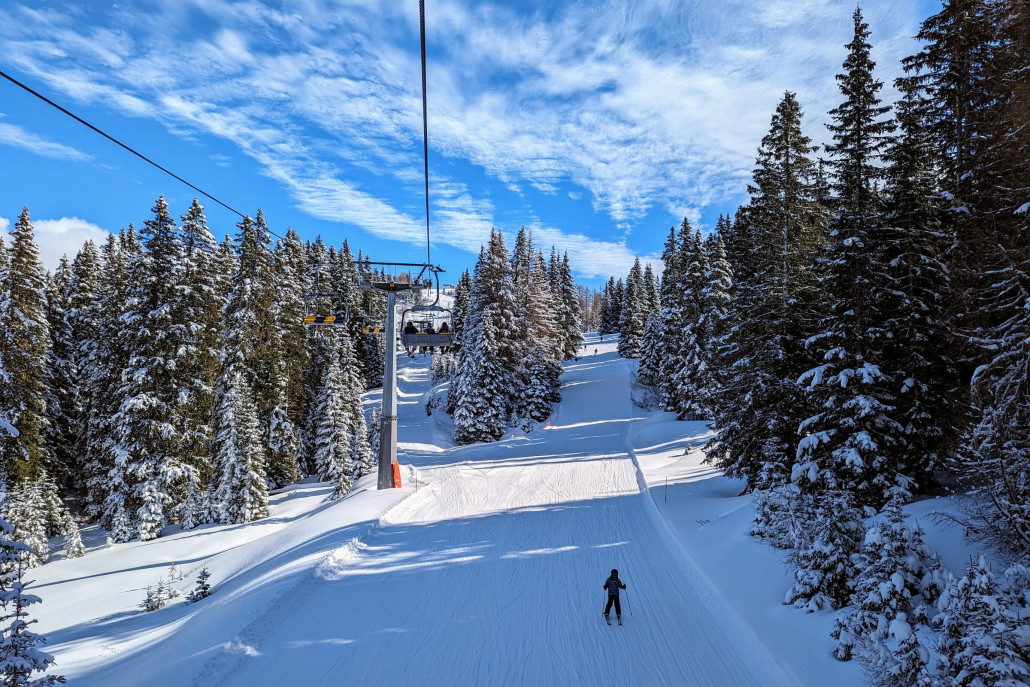 Fahrt im Braia Freida. Toll verschneite Winterlandschaft hier, rechts und links vom Lift viele tief vrschneite unberührte Wiesen.