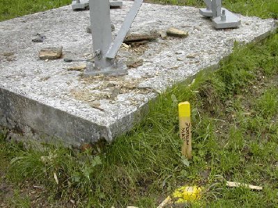 die markierung zeigt die spurmitte der neuen bahn an. vergleicht man dies mit dem alten fundament, so sieht man, dass die neue spur einiges breiter wird.