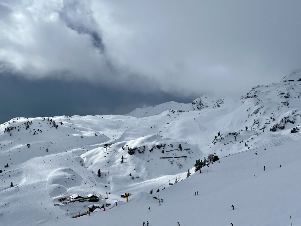 Typisches Gewusel oberhalb der Kringsalm (21a blau) und rechts die Seekarspitzbahn