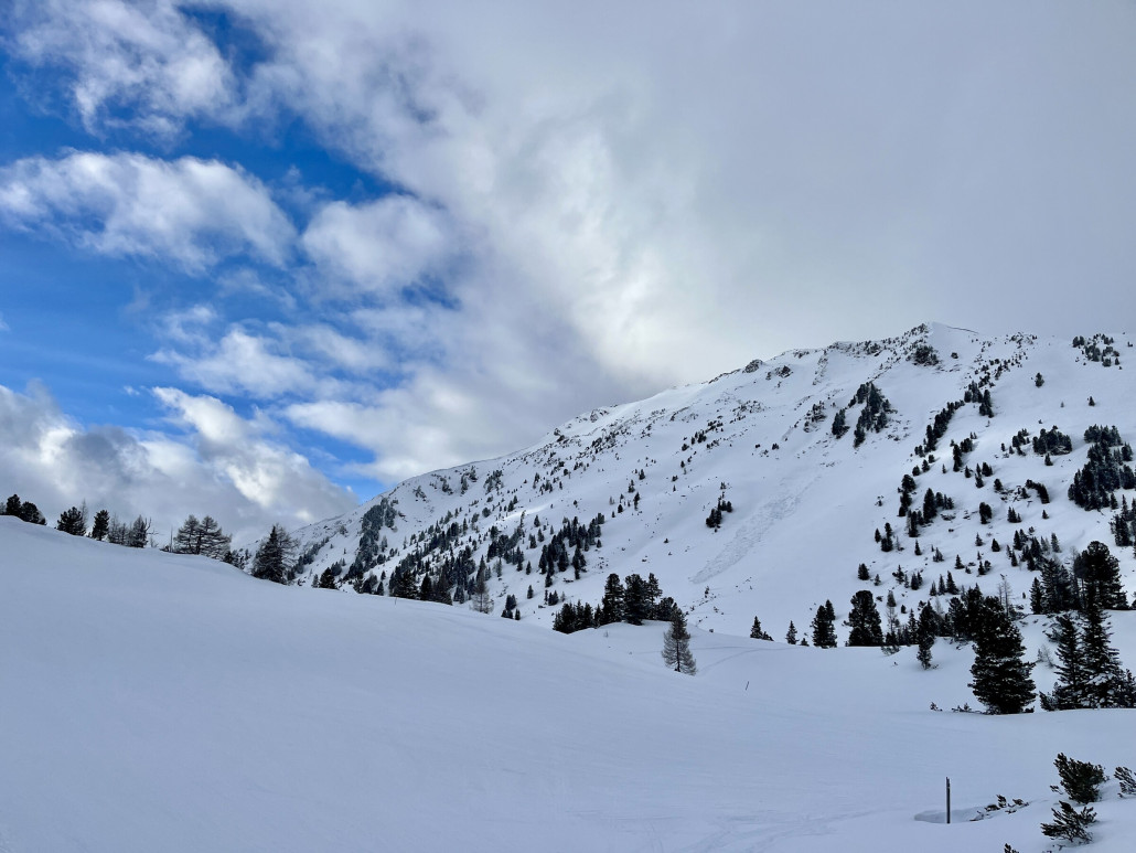 Blick aus der Monte Flu zu einer kleinen Lawine außerhalb des Skigebiet, lt. Anzeigetafel heute LWS 1