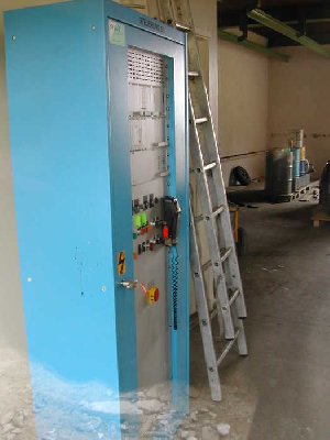 man beachte das telefon mitten im schaltkasten.