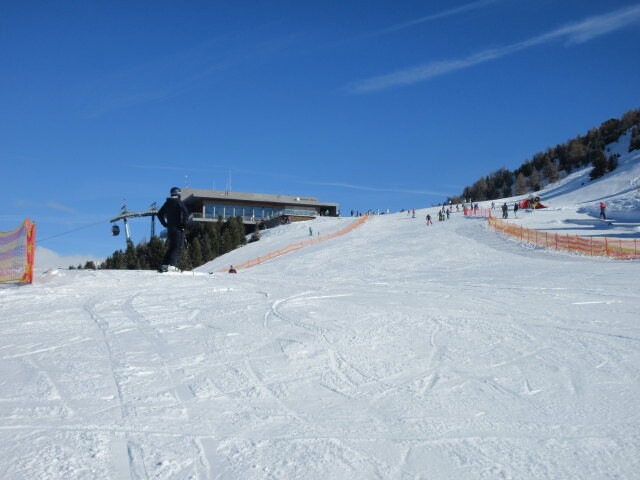 Familienabfahrt, im Hintergrund die Bergstation der 10-MGD Patscherkofel Sektion II (1.965 m)