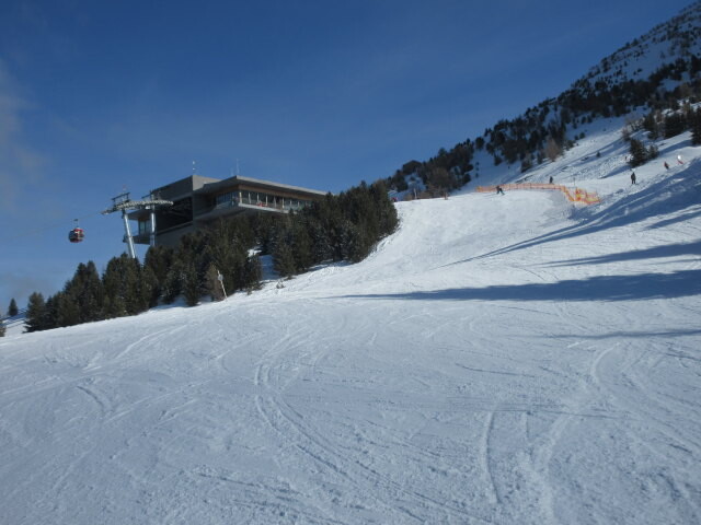 Rennstrecke, im Hintergrund die Bergstation der 10-MGD Patscherkofel Sektion II (1.965 m)