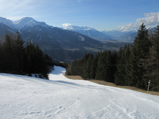 Olympiaabfahrt, rechts im Hintergrund das Skigebiet Mutterer Alm