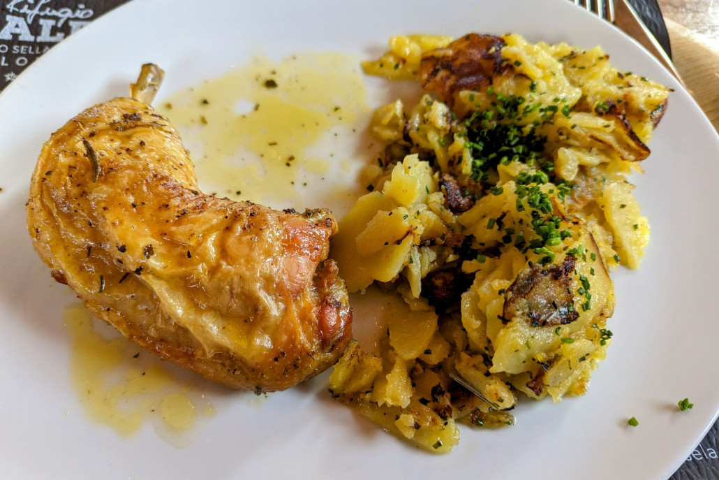 Gebackenes Hühnchen (pollo al forno) mit Bratkartoffeln - war sehr gut