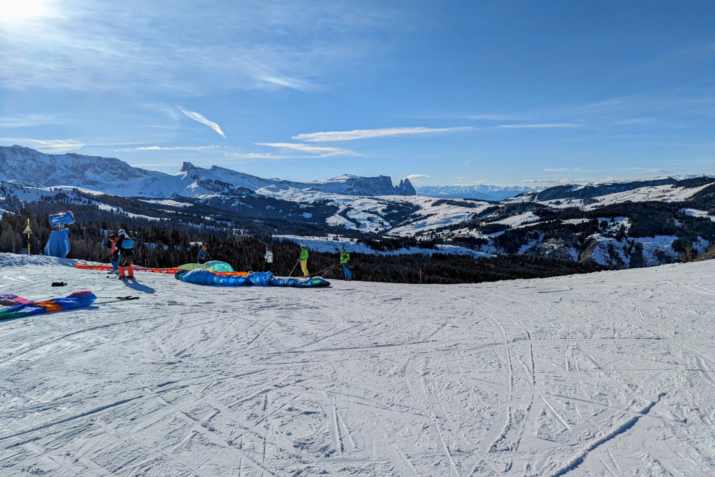 Oben am Mont de Seura (oberhalb Monte Pana) starten Gleitschirmflieger - würdet Ihr lieber hier mit Ski runter fahren, oder lieber fliegen?