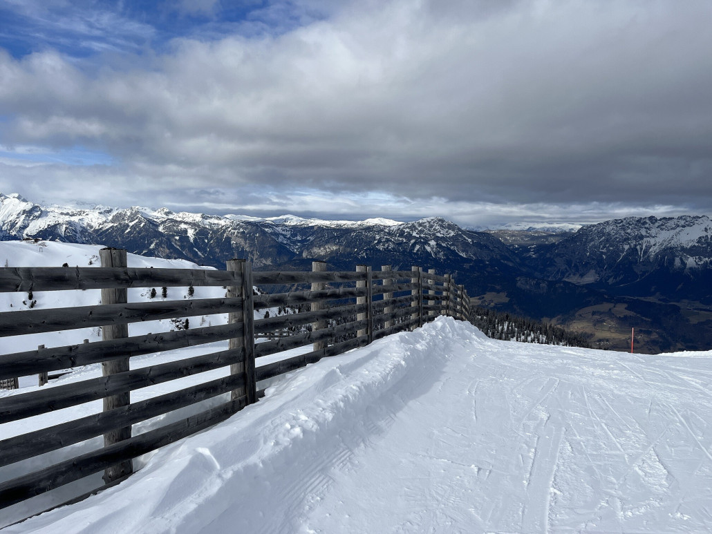 Blick vom Kalteck auf die Abfahrt 2 und hinab ins Ennstal