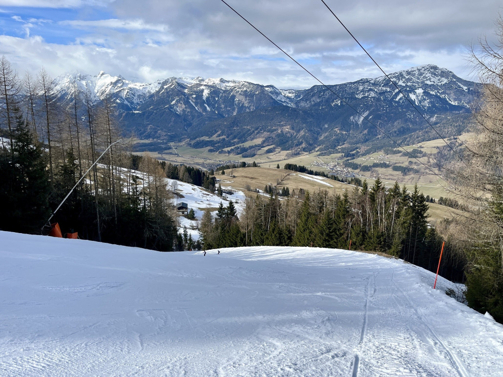 roter Abschnitt der Talabfahrt, aber dort wurde der Schnee schwerer