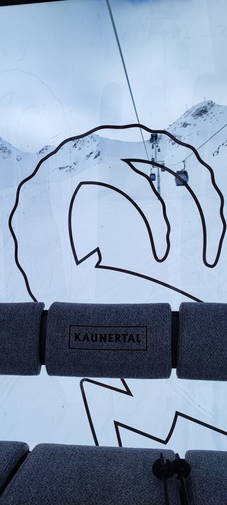 Kaunertaler Wappentier an der Weisssejochbahn.