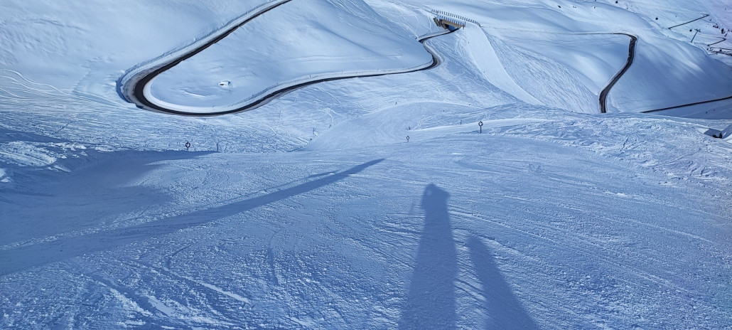 Blick auf steile Piste und Gletscherstraße.