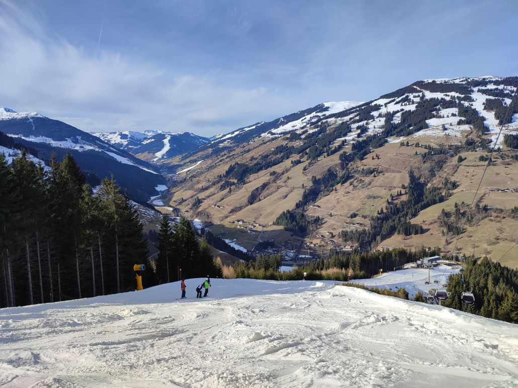 Abfahrt Mittelstation Zell am See-Express, sehr viele braune Stellen und Steine.