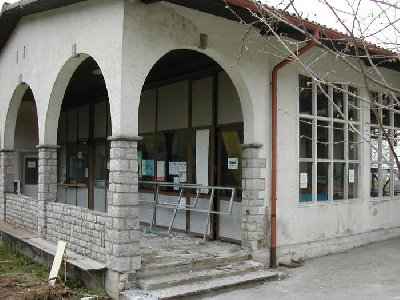 die bodenplatten vor dem eingang werden offensichtlich immer gesondert entfernt, gleiches vorgehen habe ich auch bei der talstation beobachtet.