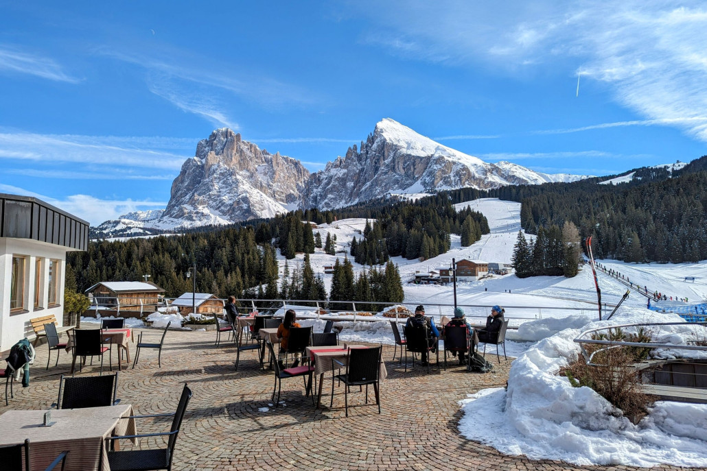 Terrasse am Hotel Saltria mit Blick auf Langkofel (links) und Plattkofel (rechts)