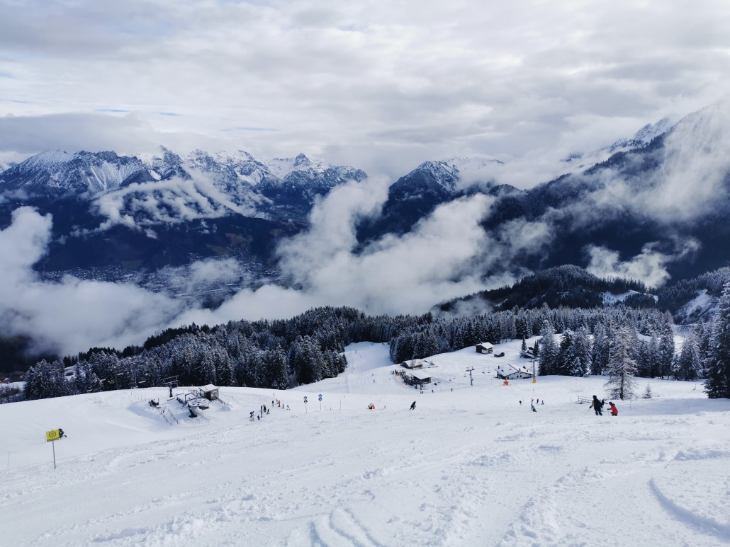 Die Wolken verstecken die grünen Wiesen im Tal