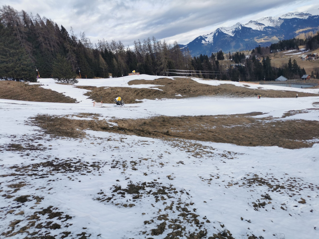 An den Seilen des Schlepplifts kann man gut sehen das die Schneekanone nachts lief.