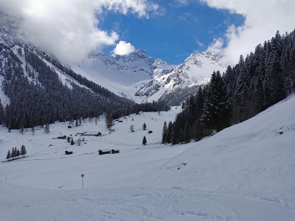 Während es auf halber Höhe noch winterlich ausschaut...
