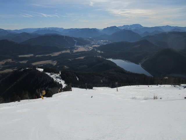 Gipfelhang-Abfahrt, rechts der 2-CLF Gipfel, im Hintergrund das Skigebiet Bürgeralpe