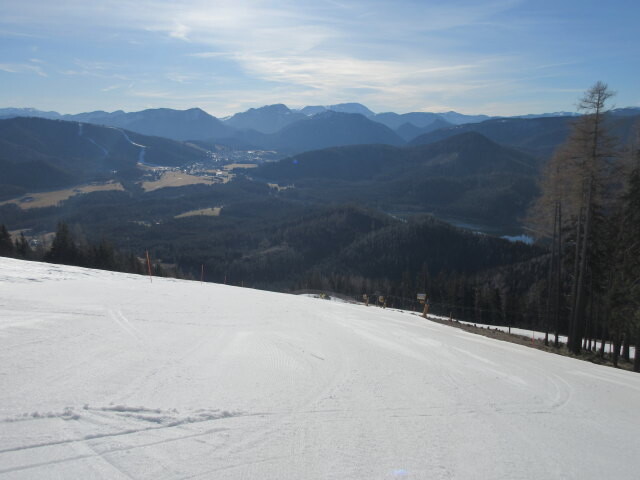Birkiabfahrt, rechts daneben der 2-SL Birki, im Hintergrund das Skigebiet Bürgeralpe