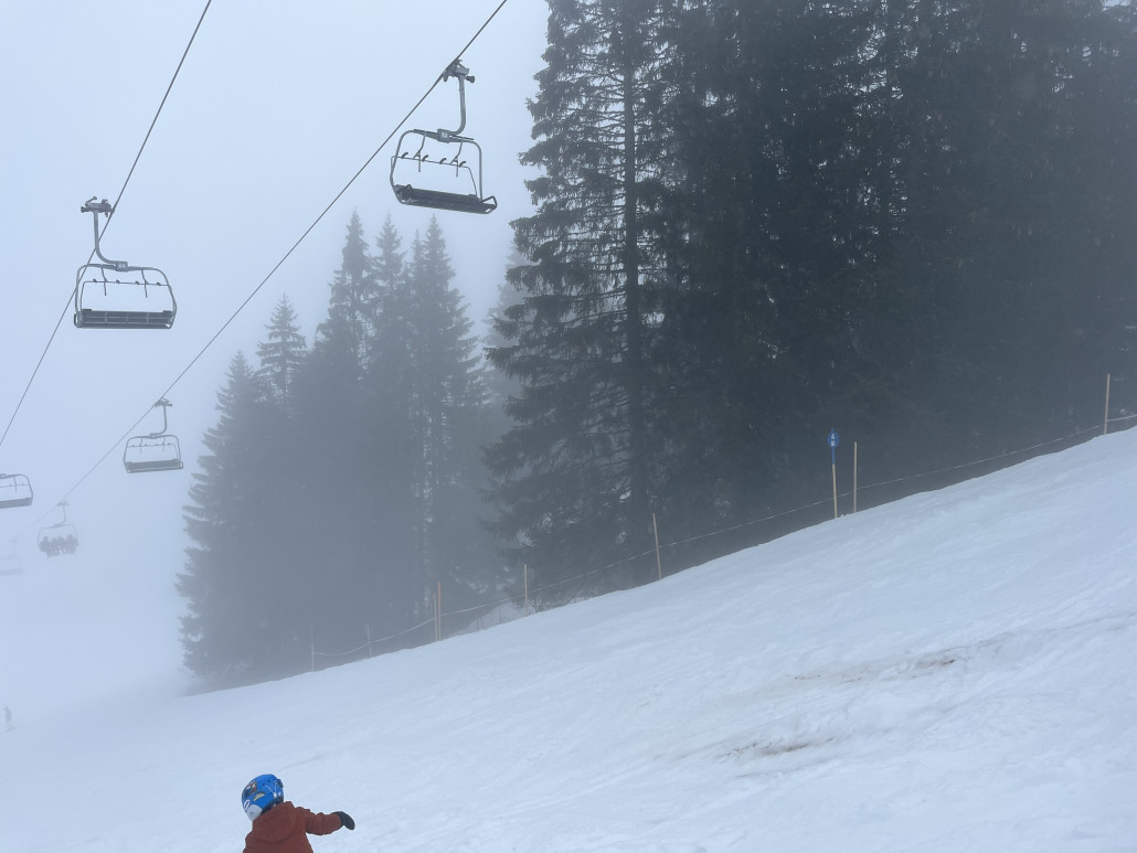 Auch oberhalb von Matschwitz kommen inzwischen braune Stellen hervor…<br />Wenn es nicht dringend schneit - und zwar einiges - dann wird das ne richtig bescheidene Nachsaison…
