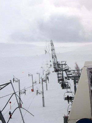 Zoom die Trassen hinauf. Ein SL Fontfroide hat eine Art Mittelstation, wo der Bügel kurz durch eine Art Kuppelapparat rutscht und dann weiter saust