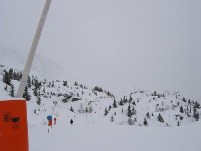 Piste &amp;quot;Chalets&amp;quot;, typisch für diesen Bereich des Skigebietes: unruhiges Relief, nicht breit. Der Blick geht übrigens nach oben! Rechts die 4-SB Clos Giraud