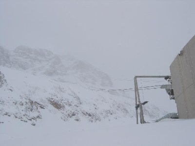 Oben kann man den Dôme de Petits Rousses erahnen, 2810 m. Man sieht, wie steil die PB auf 1,6 km die 755 Hm stützenlos hinaufdüst