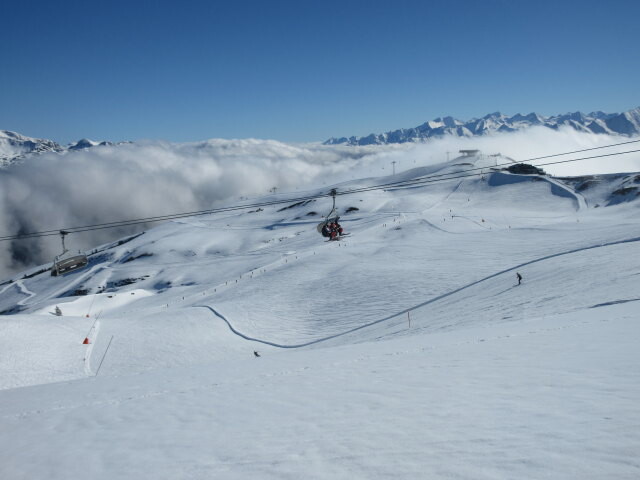 Zweitausenderabfahrt, darüber der 8-CLD-B Zweitausender, im Hintergrund der 8-CLD Hartkaser
