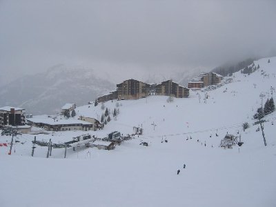 Station Auris-en-Oisans. Links die Talstationen 4-KSB Auris Express und 4-SB Sures, rechts die DSB Piegut.
