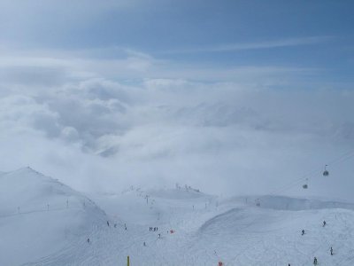 6-EUB Marmottes 2, vorne die Piste &amp;quot;Clocher de Macle&amp;quot; (man sieht die neuen Beschneiungslanzen!), hinten die Bergstation der 4-SB Lièvre blanc