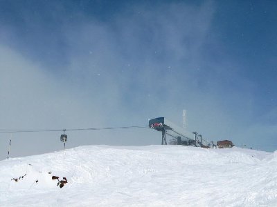 Blick aus dem &amp;quot;Couloir&amp;quot; auf die Bergstation des DMC Grandes Rousses 2 auf 2610 m. Die Beschleunigungsstrecke ist ganz schön lang