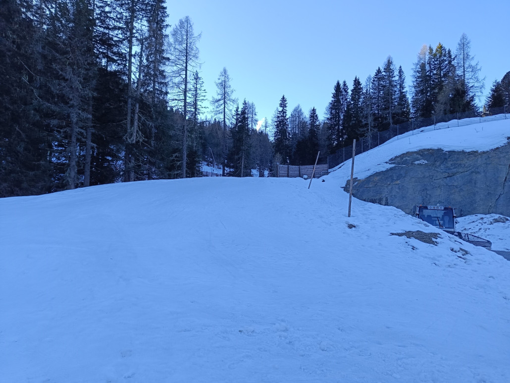 Weg von der Zirbenwaldbahn, Schön beschildert! Viele sind Hoch gestaffelt. Habe bei der Abfahrt eine Pistennummer links entdeckt( glaube 28) war das Mal eine Piste?