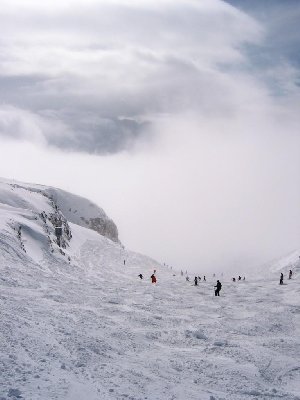 Piste &amp;quot;Couloir&amp;quot; an der 2. Sektion des DMC. Viel los, zerfahrener Neuschnee, knapp über der Wolkengrenze, phantastische Stimmung