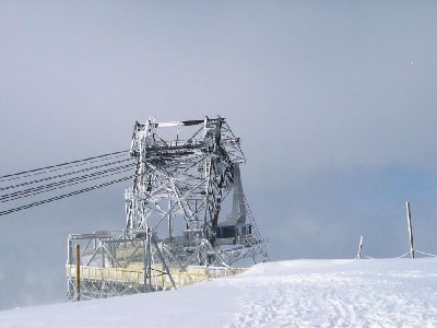 Bergstation der 160-PB Alpette-Rousses am Dôme de Petits Rousses auf 2810 m. Genau über der Wolkengrenze! Die Bergstation steht à la Cime de Caron ziemlich über dem hier recht massiven Abgrund