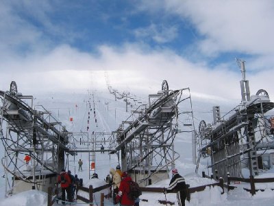 Trippel-SLte Signal (aus den 1960ern) und 4-SB Signal (Poma, 1985, 1800 p/h). Hier soll nächstes Jahr eine 6 od. 8-KSB stehen. Zusammen transportieren die 4 Lifte 3960 p/h