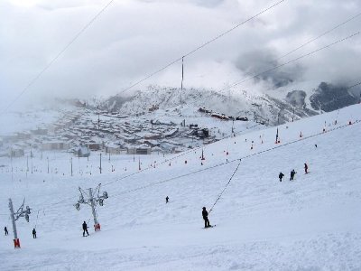 Nur 2 der 3 SLte sind in Betrieb. Hinten das &amp;quot;Stade de Slalom&amp;quot; mit den Beleuchtungsmasten