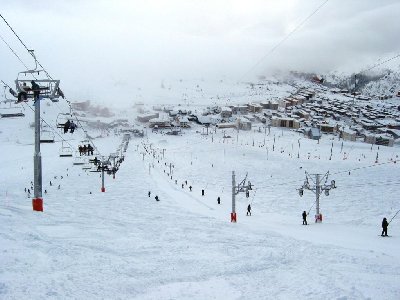 Am Signal. Links in der Mitte der Rond Point des Pistes mit der DMC-Talstation. Rechts Alpe d´Huez. Man sieht auch schön den tollen Neuschnee, der zum Einfahren gleich mal Powdern am Signal bietet