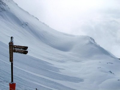 An dieser Kante startet die &amp;quot;Combe Charbonnière&amp;quot;. Von der Station aus muss man dieses, wie man sieht, lawinengefährdete Kar, hinüber queren