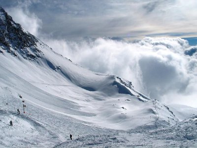 Hier sieht man, dass schon jemand, wohl ein Local die Einfahrtsspur zur gesperrten &amp;quot;Combe Charbonnière&amp;quot; gelegt hat. Genau die richtige Neigung um nicht schieben oder gar hochsteigen zu müssen. Aufnahmestandpunkt: Clocher de Macle, 2780 m
