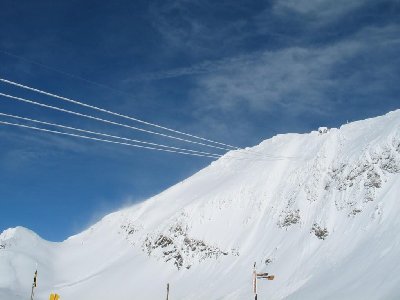 Trasse des Funitel Jig-backs Marmottes 3 (Bj 2004, DM, 291 Hm, 788 m lang, 1056 p/h), an diesem Tag außer Betrieb