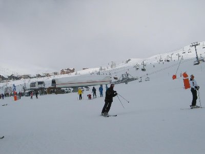 Talstationen der 4-SB Fontbelle (hinten) und die neue 6-KSB Romains. Zwei sehr wichtige Lifte für Anfänger und Skikurse. Zusammen lockere 5650 p/h.