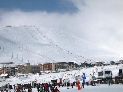 Der ideale Skiberg Signal, 2112 m mit dem Stade de Slalom (links), dem Trippel-SLten, der 4-SB und weiteren Abfahrten. Kein Wunder, dass der Berg die 4000 p/h mühelos verträgt. Man sieht auch, dass es oben wirklich ordentlich steil ist. Leider nur 252 Hm