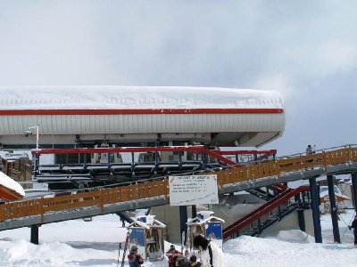 Talstation 6-EUB Marmottes 1. Die große Rampe ist ausnahmsweise mal leer. Auffallend, wie hoch die Talstation gebaut wurde.