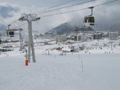 Links die 4-SB Bergers, ein reiner, flacher Dorflift. Man sieht schön die Stützen von 1976 der 6-EUB, sie stammen von der alten Grandes-Rousses-EUB, der Vorgänger-Anlage des DMC