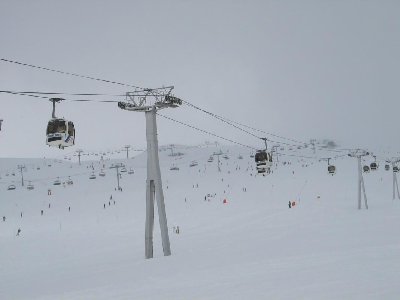 Unten leider wieder neblig. Von links: 4-SB Fontbelle (1994, Poma, 2057 p/h), 6-KSB Romains (2005, Leitner/Poma, 3600 p/h), 6-EUB Marmottes 1 (Poma, 1986, 2160 p/h).