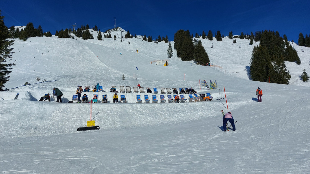 Schneebar für Sonnenanbeter an der Bergstation